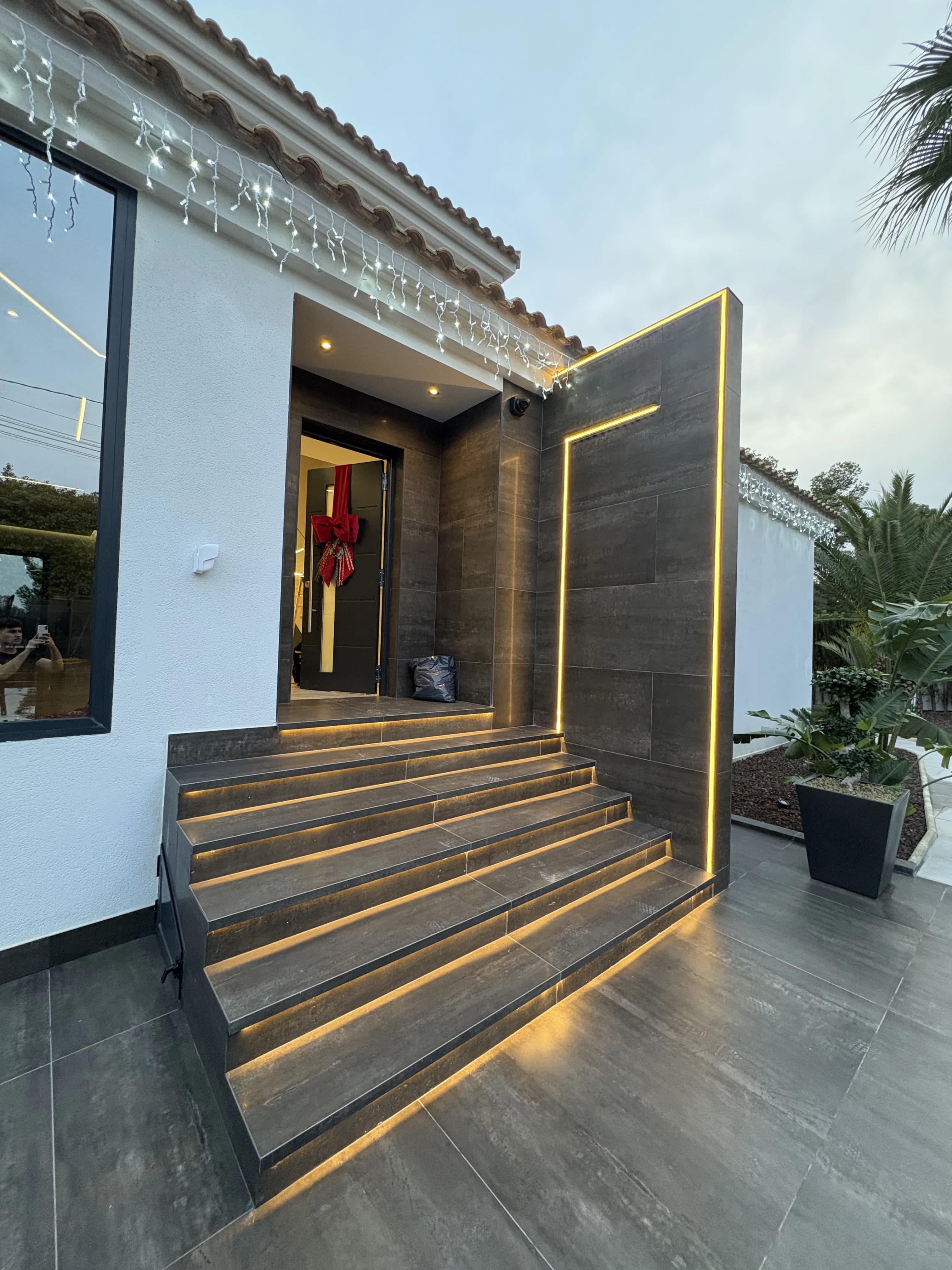 Acceso exterior con iluminación integrada en proyecto residencial