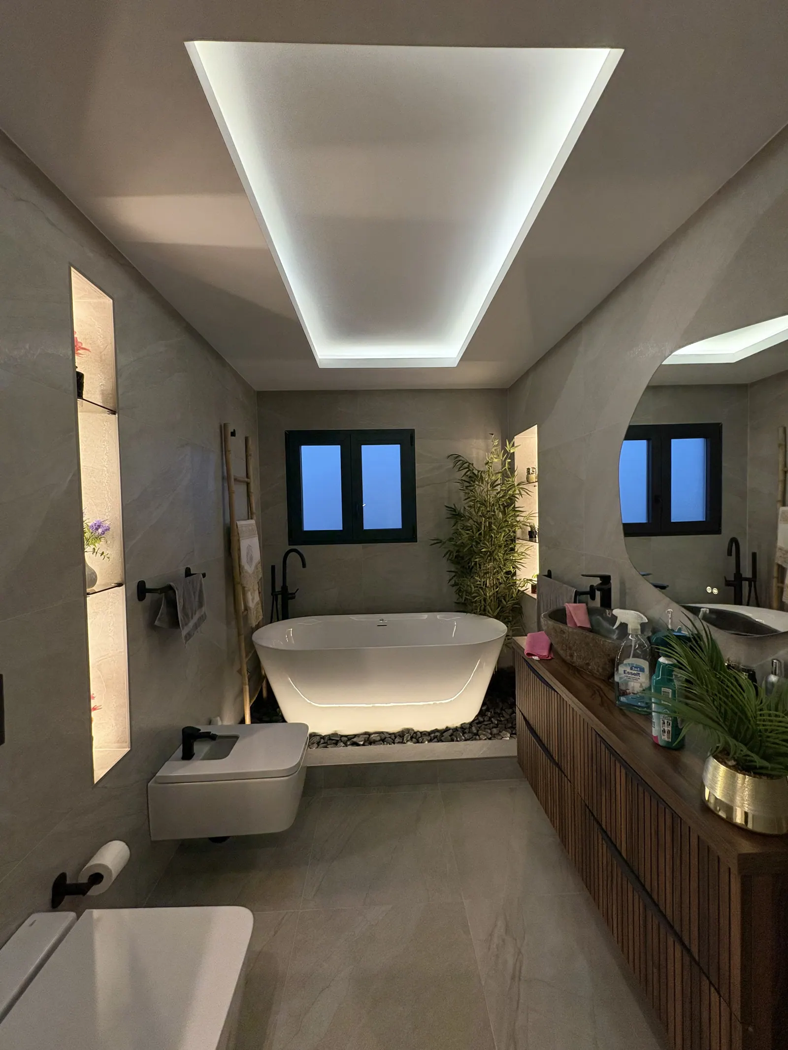 Proyecto de baño con luz indirecta perimetral