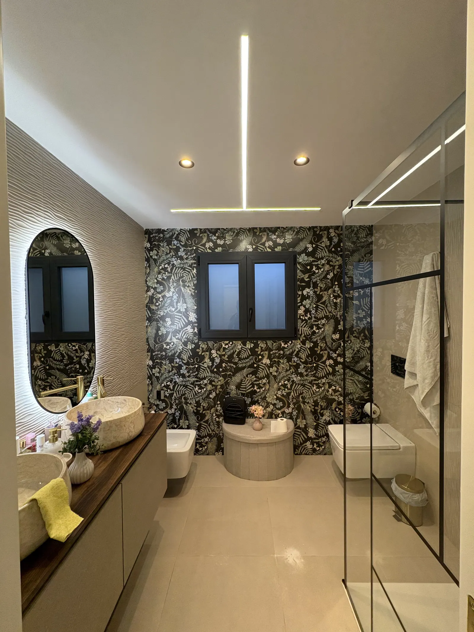 Baño moderno con geometría de luz integrada
