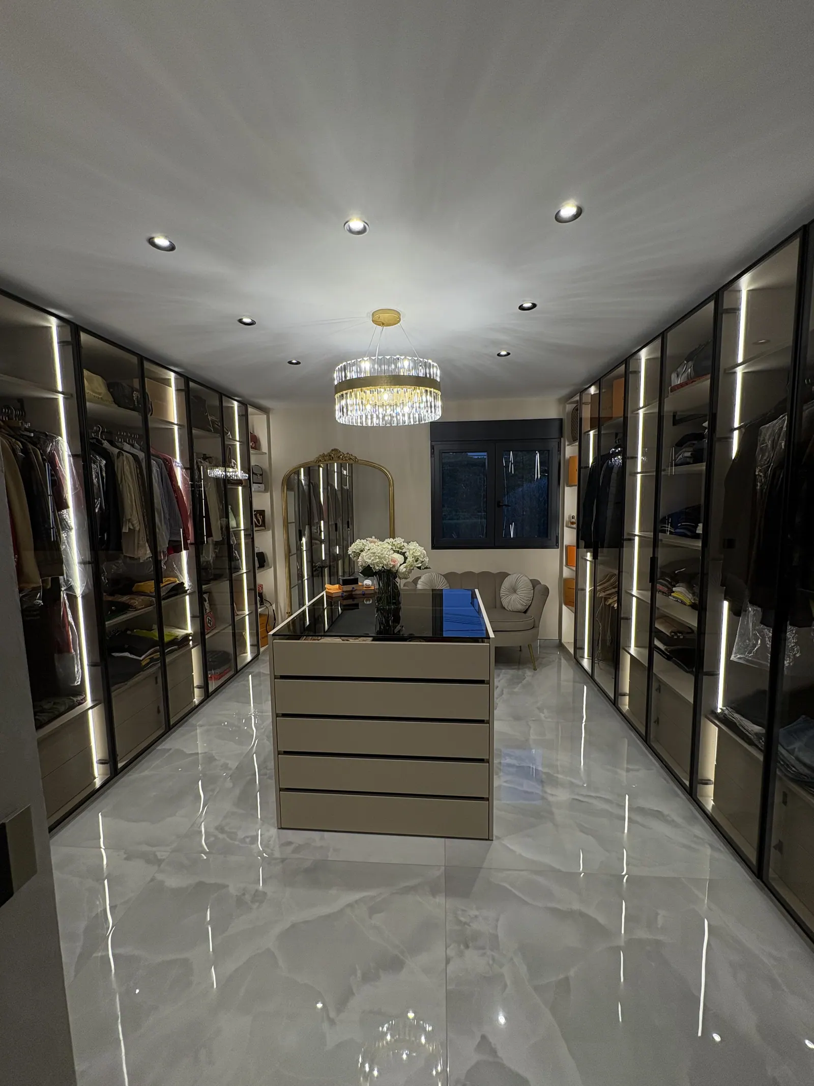 Vestidor con iluminación integrada a medida